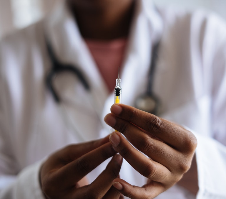 La vacuna, una puerta abierta a la esperanza